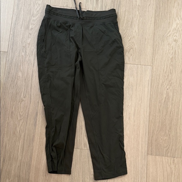 Lululemon Women’s Green Capri Pants - Picture 1 of 5